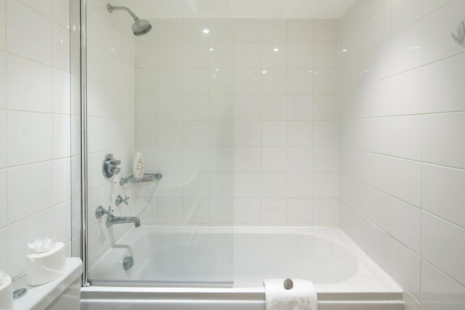 1bd Modern Oasis: Near Attractions *